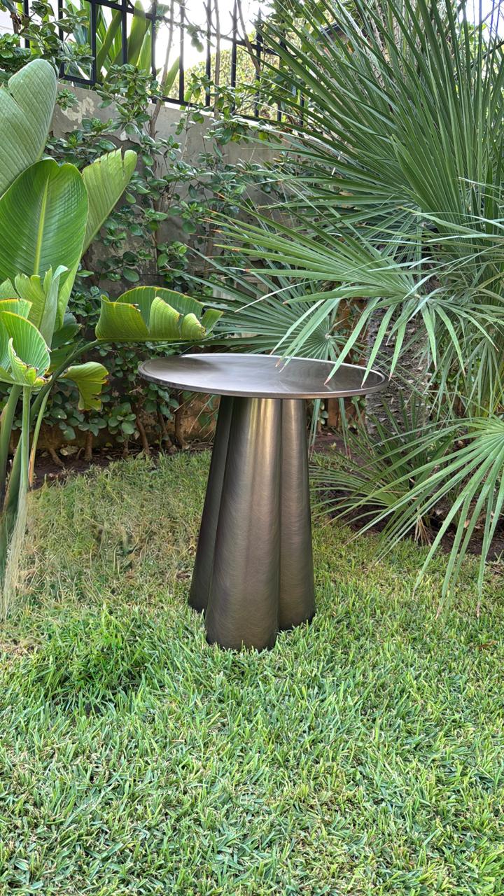 Table PIETRA dans un jardin